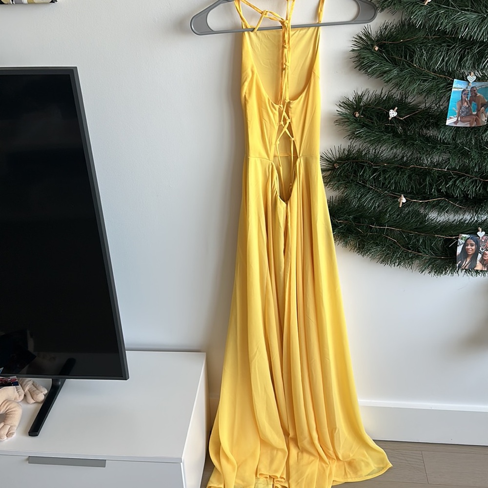 Beautiful gown for those spring/ summer- fall weddings! Lulus - size M - Picture 4 of 7